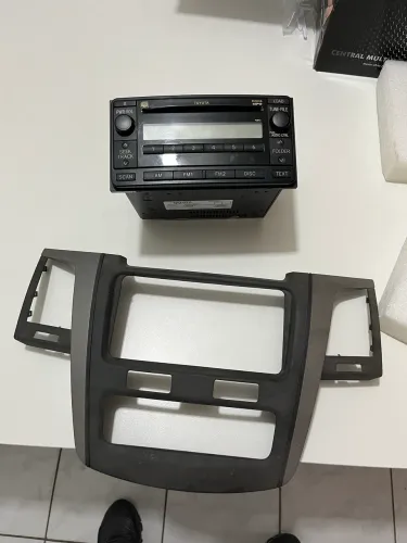 Multimídia e moldura Hilux 