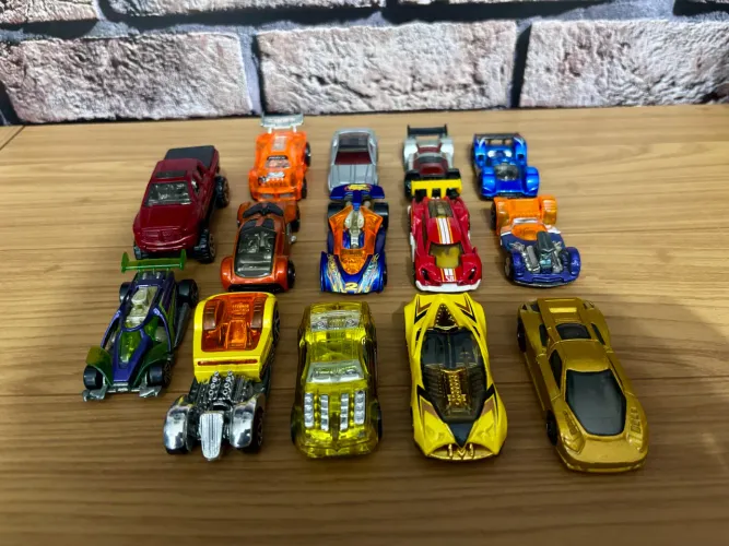 14 Carrinhos da Hot Wheels