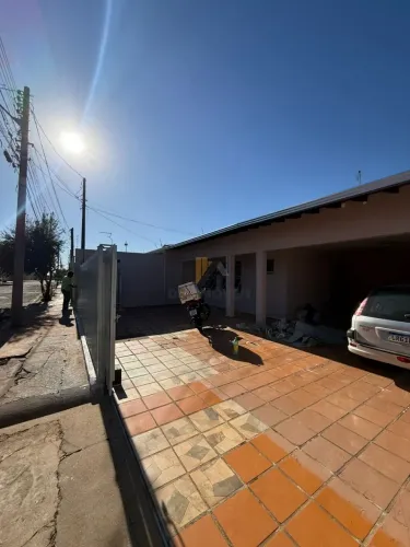 Casa térrea para locação com 04 quartos e edícula nos fundos com 02 cômodos separados. R$