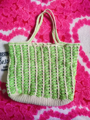 Bolsa de crochê verde e branco 