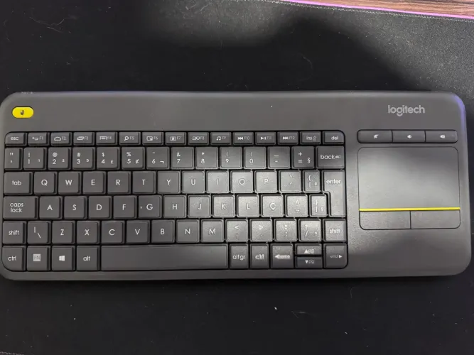 Teclado com trackpad Logitech K400+