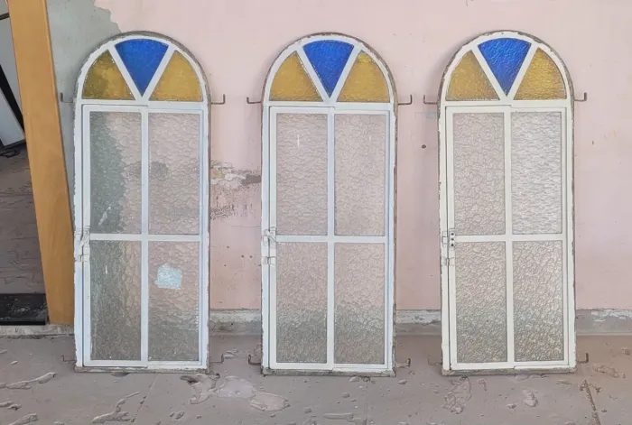 3 Janelas basculantes de esquadria de metal em ótimo estado