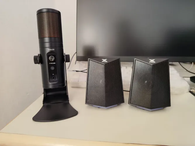VENDO MICROFONE DAYSTAR DSU20 RGB + CAIXA DE SOM SEMI E NOVO, NÃO ENTREGO.