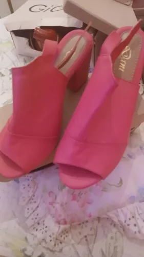 Vendo linda bota rosa maravilha na embalagem marca famosa Arezzoo