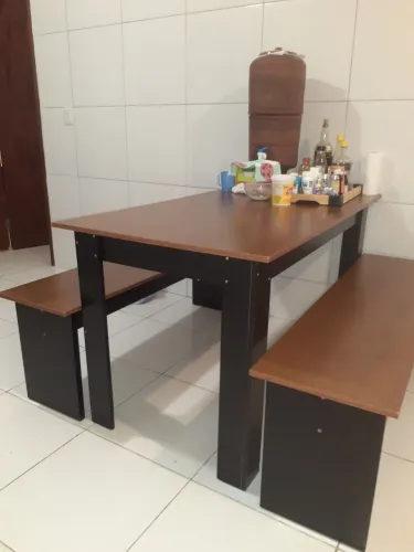 Mesa e 2 bancos