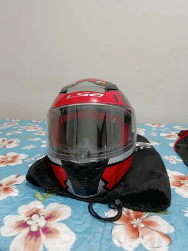 Vendo capacete novo, 2 meses de uso, LS2, tamanho 56. Valor: R$500, aceita cartão