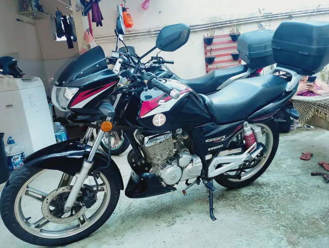 Moto inteira, pouco rodada, amortecedor gás, painel digital/analógico pneus bons