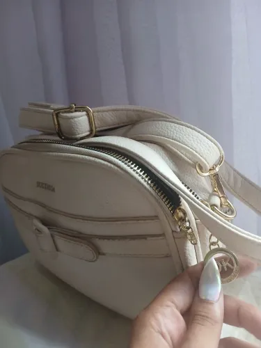 Bolsa branca com detalhes dourados