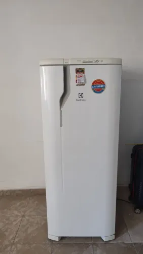 Geladeira RE31 Eletrolux 240L