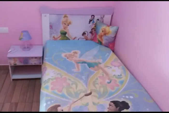 Cama + mesinha de cabeceira da Tinker Bell
