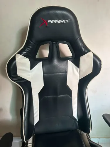 Cadeira Gamer Xperience Branca, Base Giratória, Braço Ajustável e Sistema de Inclinação