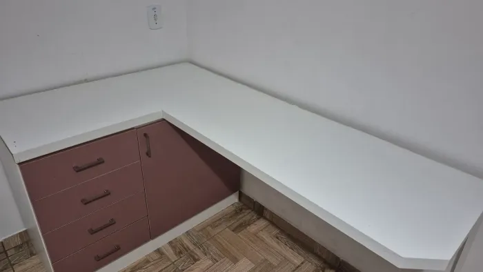 Mesa em L com gaveteiro