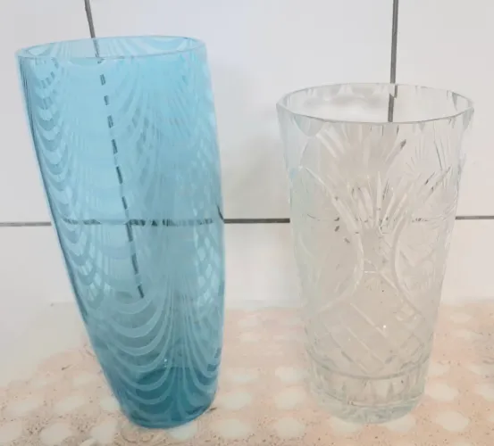 Dois lindos vasos todo trabalhado nos detalhes!
