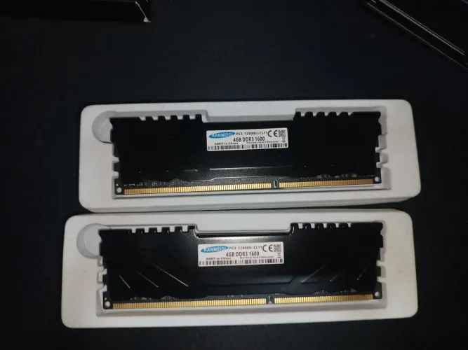 Duas RAM's 4Gb DDR3 1600Hz