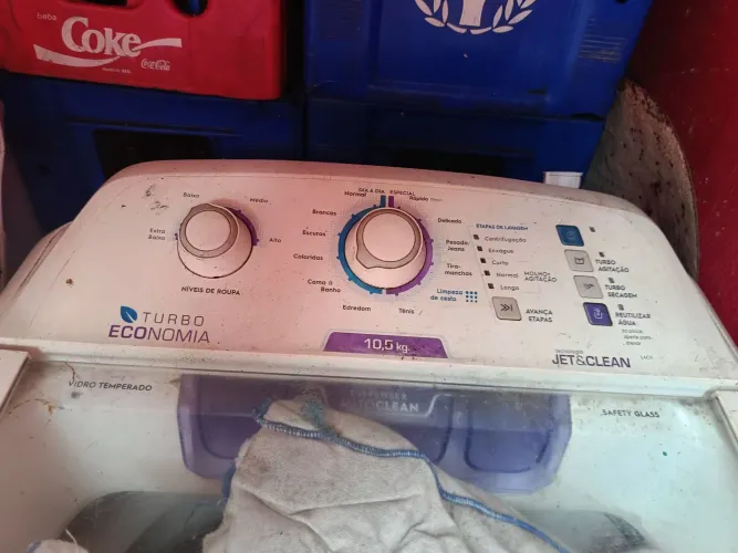 Máquina Eletrolux com defeito para tirar peças 