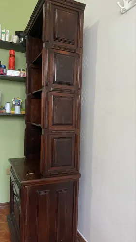 Estante antiga de madeira