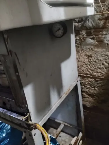 Forno industrial, formas de bolo e rolo de abrir massa de pizza