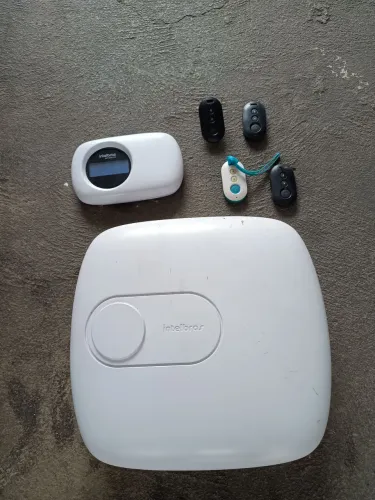 Vendo Central de Alarme Intelbras Monitorada AMT 4010 Smart, com teclado e 4 controles.