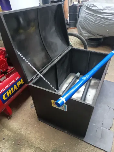 Lixeira em ferro galvanizado e ACM