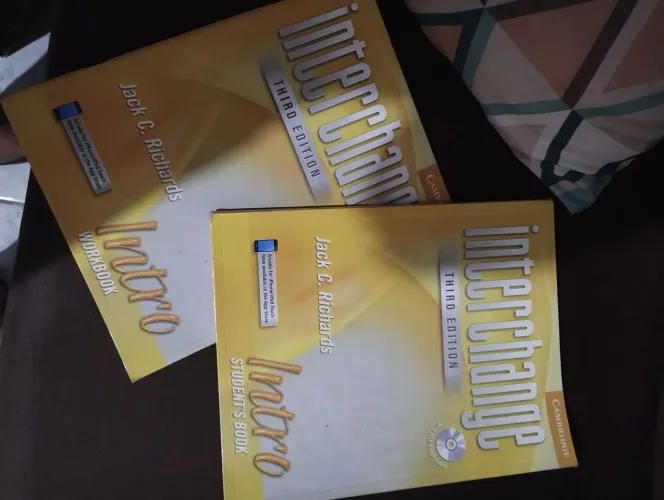 Vendo Livro e caderno de exercícios para iniciantes em Inglês.