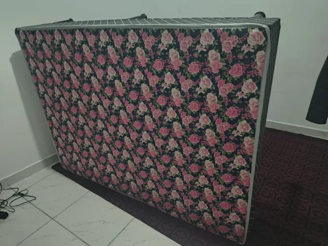 Cama de casal e colchão 
