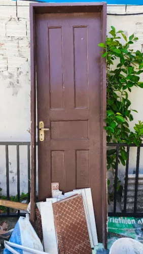 Porta de madeira com Caixilho