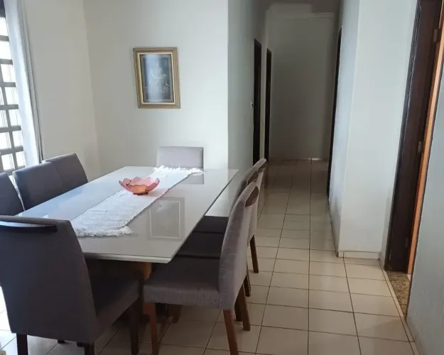 Casa à venda no bairro Santa Mônica em Uberlândia