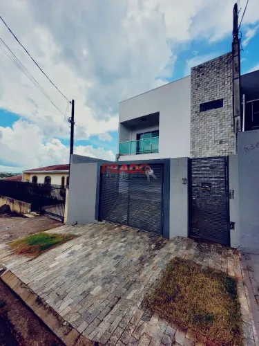 Sobrado à venda em Maringá, Jardim Monte Carlo, com 2 suítes, com 200 m²