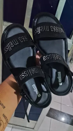 Vendo uma sandália na caixa nova.