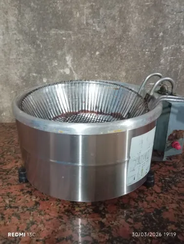Fritadeira elétrica pega 3 litros de oleo 220 usada bem conservada