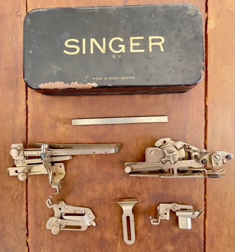 Caixa e Acessórios Antigos Máquina De Costura Singer Vintage