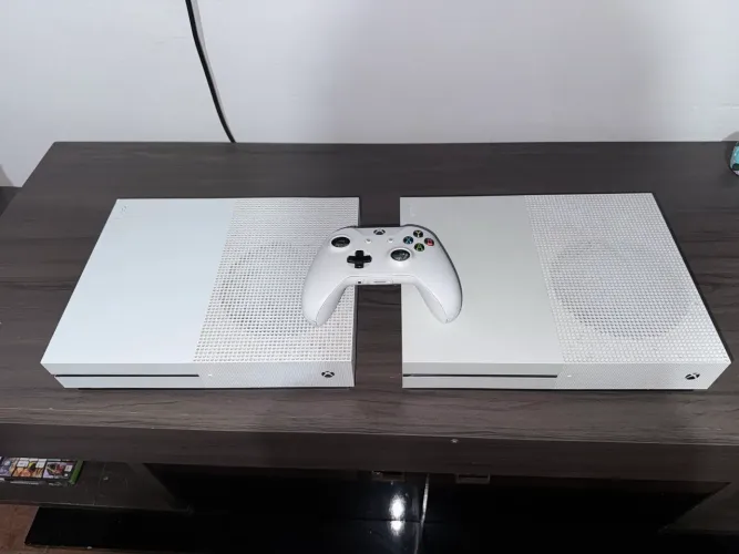 2 xbox one s (1 com defeito de CI) + um controle pra reposição de peça