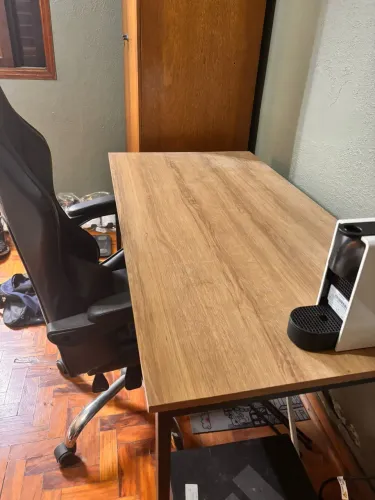 Mesa de escritório com cadeira gamer 