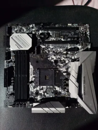Placa-mãe ASRock Steel Legend AM4 - NÃO FUNCIONA/ MAS ESTÁ NOVA- Para Conserto ou Peça