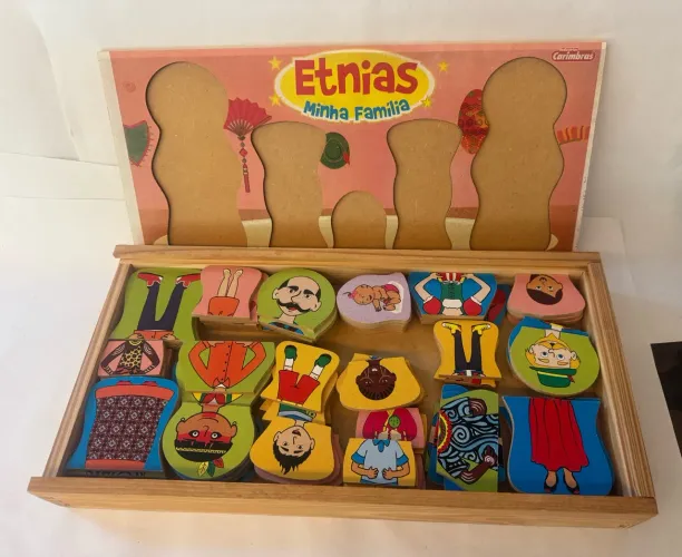 Brinquedo Educativo de Madeira Etnias Minha Família Carimbras - Perfeito Estado