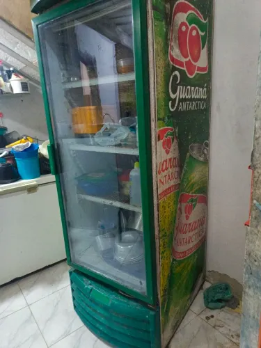 Vende-se expositora da guaraná