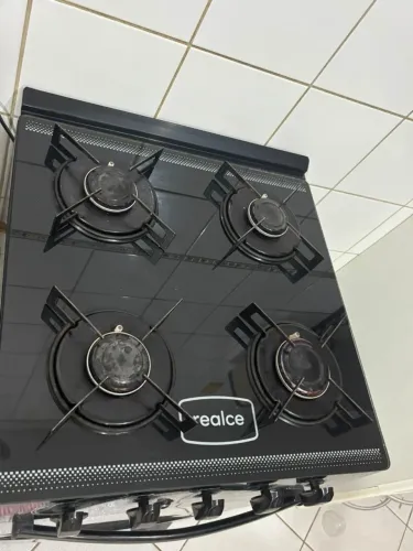Fogão quatro bocas acendedor elétrico.