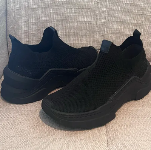 Tênis feminino preto kliping número 36 mas veste em torno de número 37. Usado 3 x