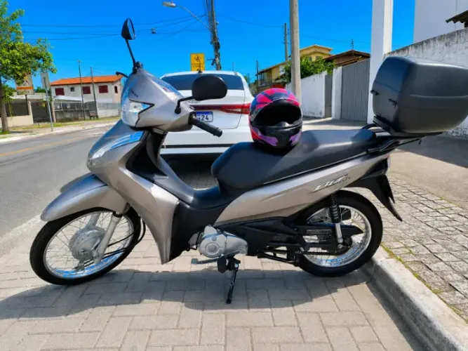 Honda Biz 110i 2023 | 14.100 km | Baú + Capacete + Acessórios