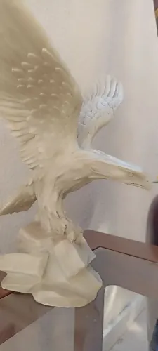 Falcão esculpido em pedra