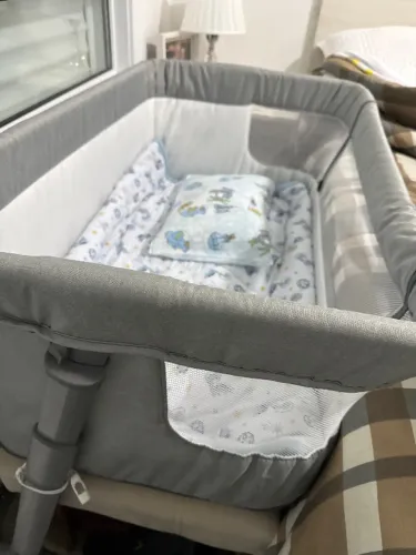 Berço portátil acoplado na cama