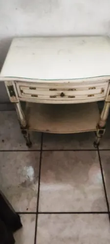 Criado mudo Branco com tampa de vidro.