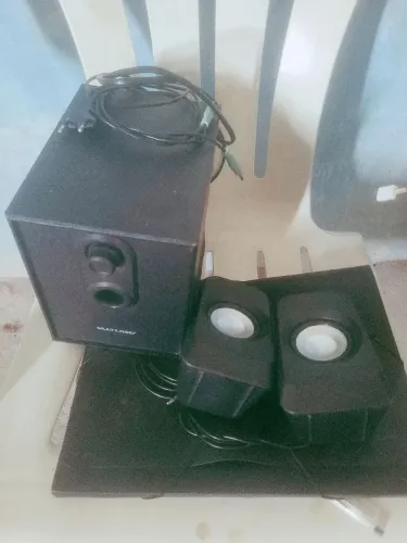 VENDE-SE CAIXA DE SOM SEMI NOVO VIA CABO USB NA CIDADE DE SANTARÉM DO ESTADO DO PARÁ.