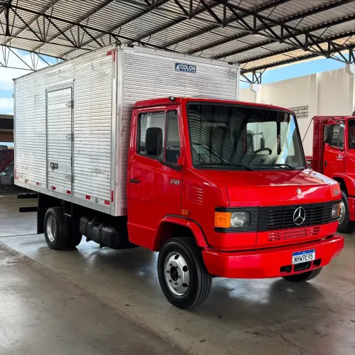 Caminhão MB 710 PLUS