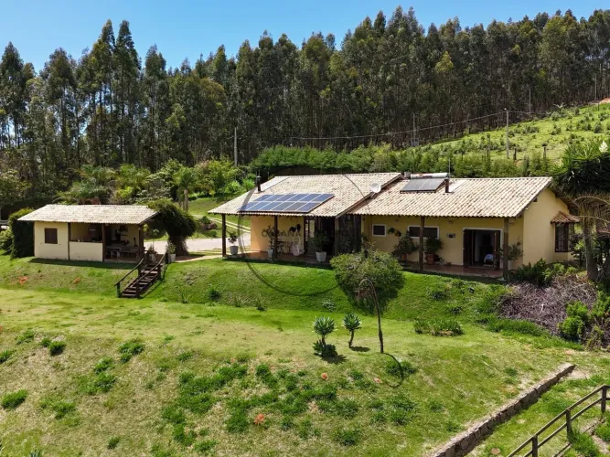 Sítio completo com vista panorâmica em Pedra Bela porteira fechada