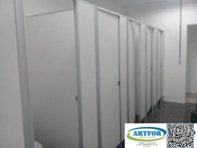 Divisória Sanitária Naval, na Cor Cimento Queimado. Venda e Instalação, Artfor Divisórias.
