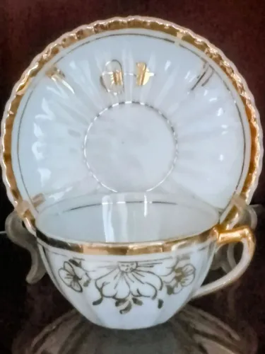 Antiga xícara de café em porcelana canelada 