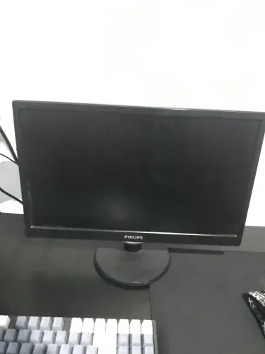 Monitor Phillips 18,5 LCD - Modelo 193V5LHSB2/57 - Excelente Estado 75Hz