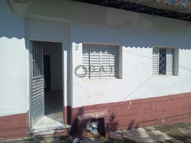 Casa para Locação no Centro de Sorocaba-SP: 2 Quartos, 2 Salas, 1 Banheiro e 50m² de Área