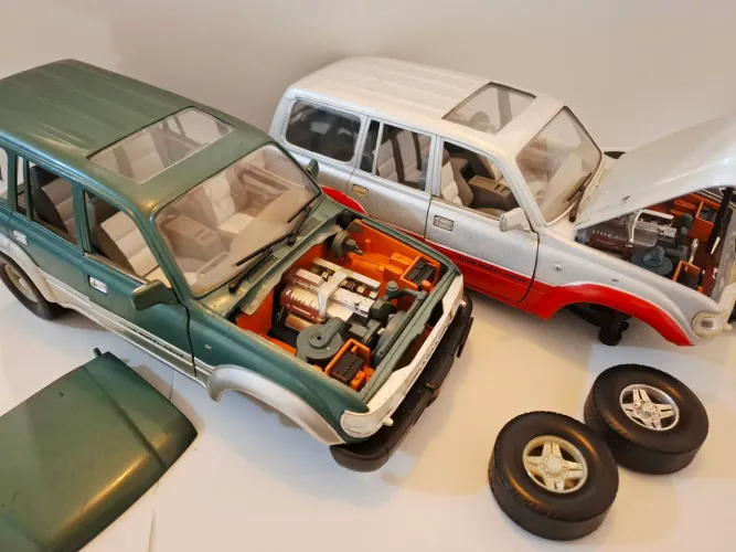 Miniatura Sucata 1:18 Dupla- Toyota - LEIA A DESCRIÇÃO!!!
